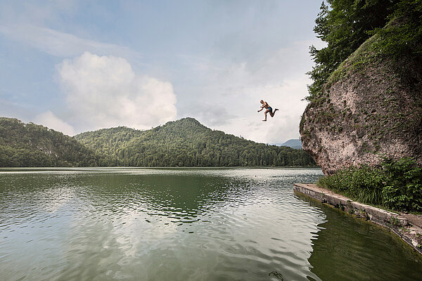 Jump into the lake Hechtsee ©Kufsteinerland region / Lolin