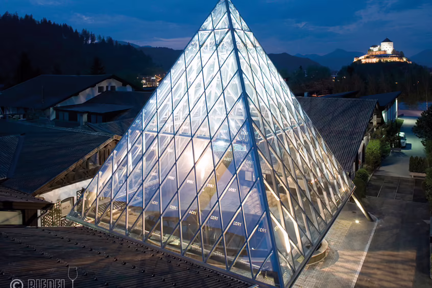 Glaspyramide bei Riedel Glas Kufstein als architektonisches Highlight
