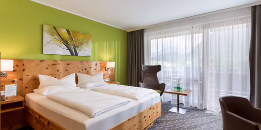 DAS SIEBEN - Standard Doppelzimmer | Zirbe mit Teppich ©Hannes Dabernig