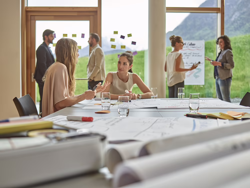 Eine Seminargruppe arbeitet gemeinsam in einem Seminarraum im DAS SIEBEN
