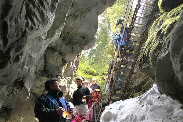 Abstieg in die Eis- und Tropfsteinhöhle