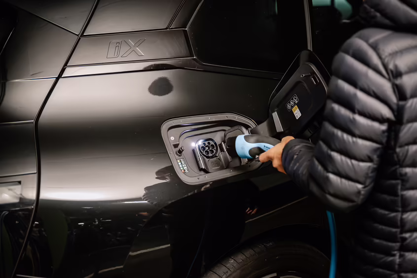 Elektroauto wird an einer Ladestation geladen