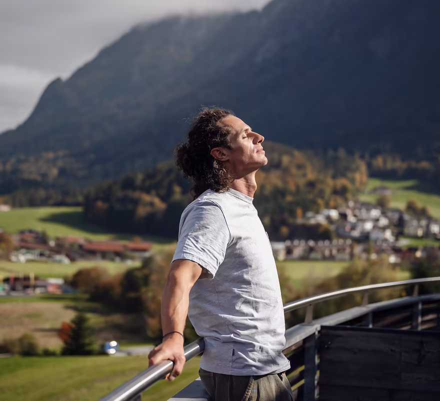 Gast genießt Bergpanorama und frische Alpenluft