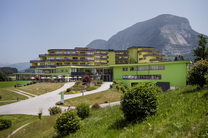 Außenansicht des Hotels in grüner Landschaft