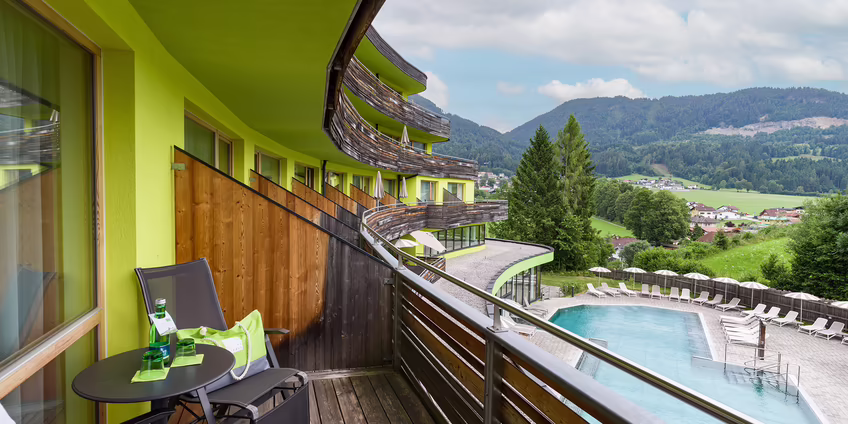 Balkon mit Sitzmöbeln und Blick auf Poolbereich sowie Berglandschaft