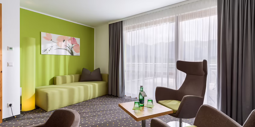 DAS SIEBEN - Suite SIEBEN | Wohnzimmer - Zirbe mit Teppich ©Hannes Dabernig