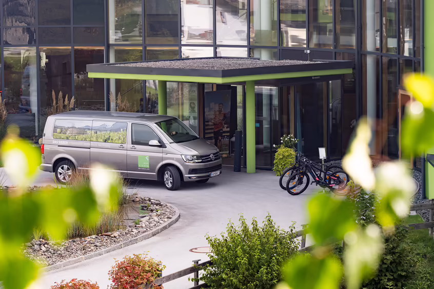 Shuttlebus vor dem Hoteleingang im DAS SIEBEN