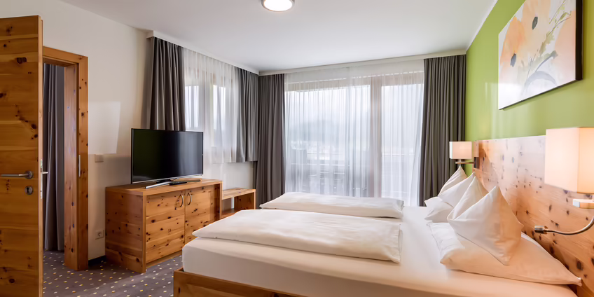 DAS SIEBEN - Suite SIEBEN | Schlafzimmer - Zirbe mit Teppich ©Hannes Dabernig