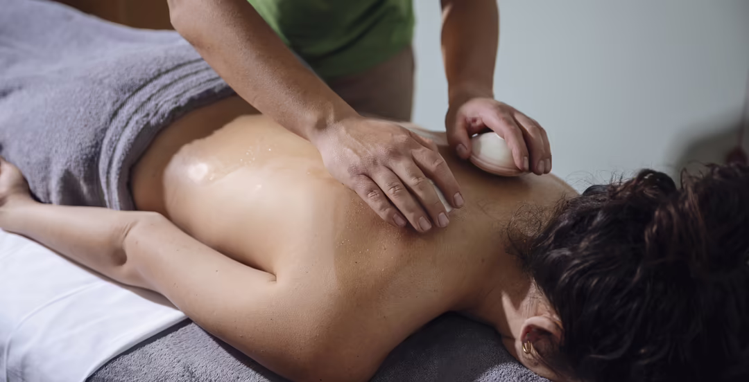 Person erhält eine Massage im Spa von DAS SIEBEN