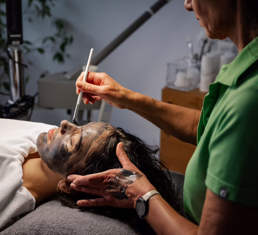 Kosmetische Behandlung im Spa mit Pflegeprodukt