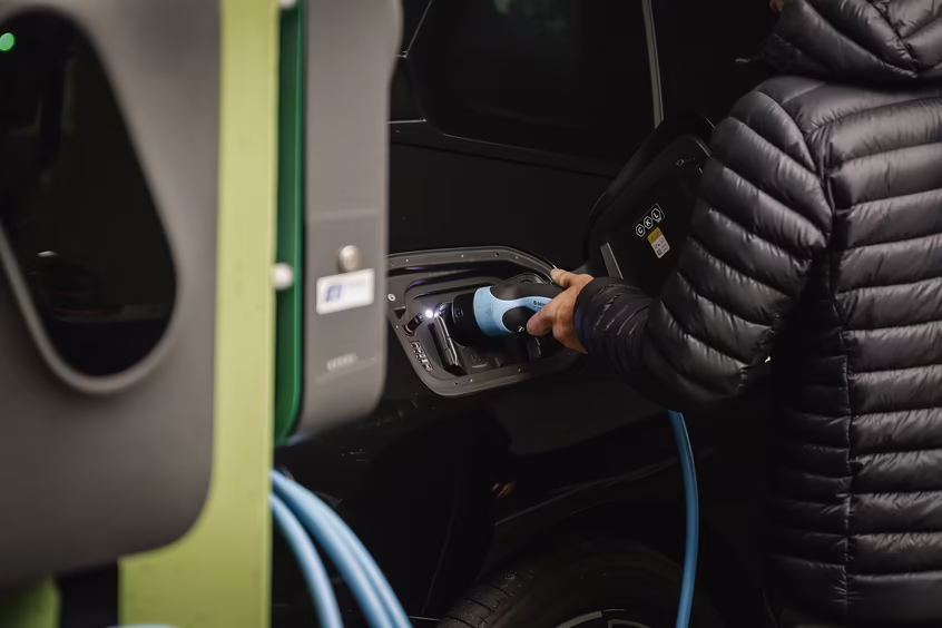 Elektroauto wird an einer Ladestation geladen